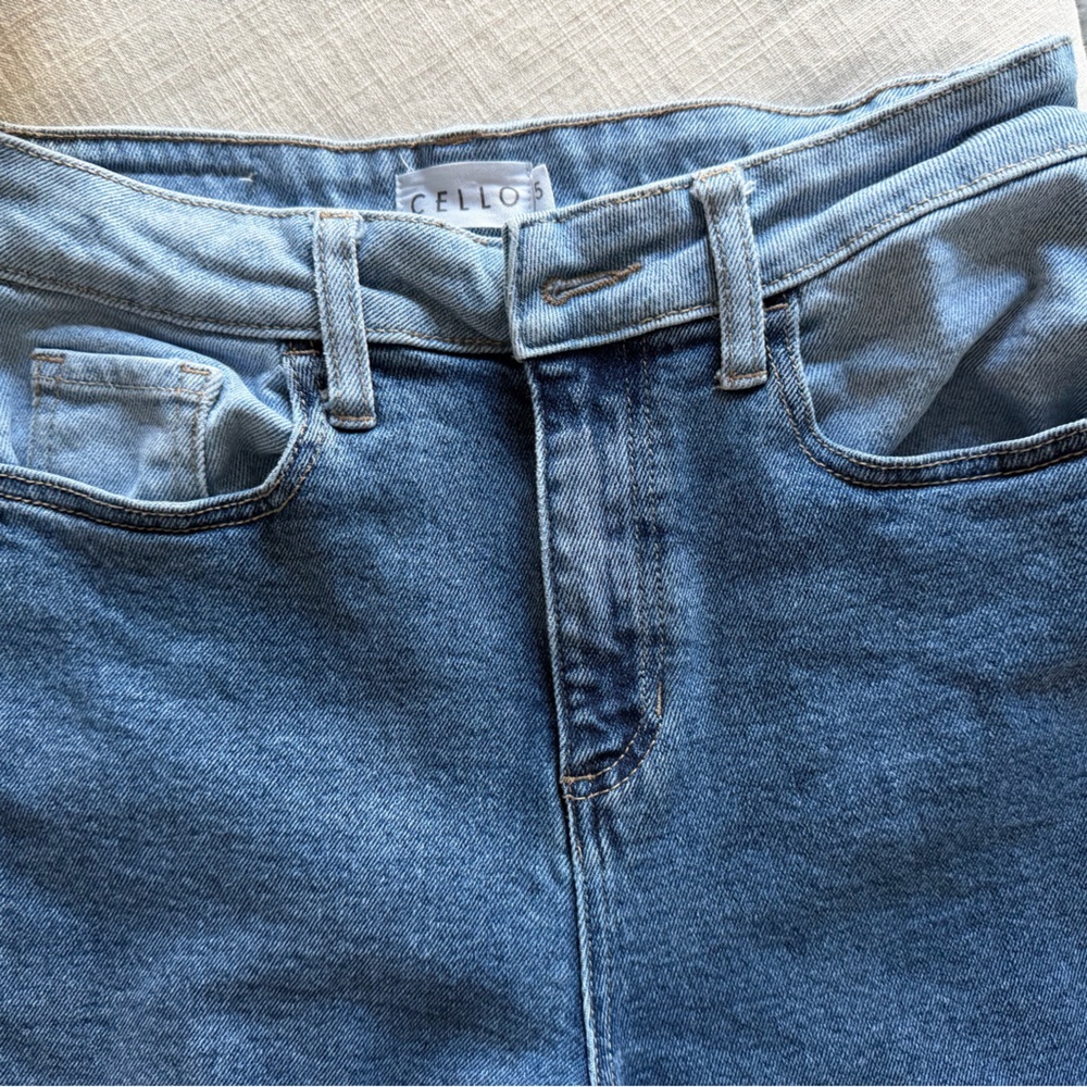 High-Waisted Two-Toned Denim Jeans - Picture 3 of 4